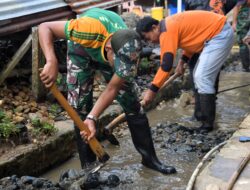 TNI Manunggal dengan Rakyat, Satgas Pamtas Yonarmed 11 Kostrad bersama Warga Bersihkan Saluran Air