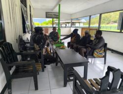 DANRAMIL 1703-03/OBANO MELAKSANAKAN GIAT KOMSOS DENGAN KAPALA SUKU KAMPUNG OBANO BESERTA WARGA MASYARAKAT DI MAMORAMIL