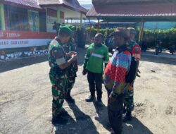 Babinsa Koramil 1703-02/Tigi Melaksanakan komunikasi sosial dengan tokoh masyarakat di halaman Makoramil