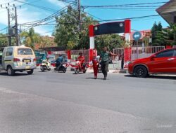 Peduli Keselamatan Babinsa Koramil 1405-01/Ujung Bantu Anak – anak Sekolah Menyebrang Jalan