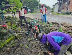 Cegah Banjir, Koramil-03/Mattiro Bulu Kodim 1404/Pinrang Bersama Warga Kerja Bakti Bersihkan Saluran Air