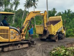 Satgas TMMD ke 124 Kodim Aceh Selatan Kerahkan Alat Berat dan Dump Truck untuk Optimalkan Peningkatan Badan Jala