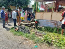 Danramil-03/Mattiro Bulu Kodim 1404/Pinrang Pimpin Kerja Bakti Bersihkan Saluran Air