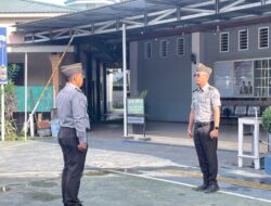Rutan Palu Beri Penghargaan Satyalencana Karya Satya 20 Tahun dan 30 Tahun Kepada Tiga Orang Pegawainya