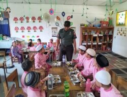 Semangat Tak Kenal Lelah, Babinsa Koramil 1405-06/Barru Dampingi Pembagian Makan Bergizi Grati