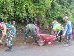 Babinsa Koramil 1419-02/Enrekang Melaksanakan Karya Bakti TNI Bersama Masyarakat Membersihkan Drenase Jalan