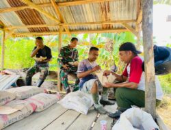 Kebersamaan Satgas TMMD dengan Masyarakat pada saat makan siang bersama