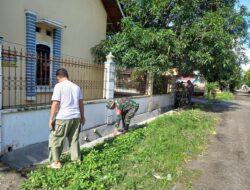 Personil Koramil Paleteang Kodim 1404/Pinrang Kerja Bakti Bersama Warga Bersihkan Saluran Air