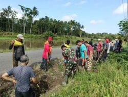Cegah Banjir, Babinsa Koramil-05 Kodim 1404/Pinrang Bersama Warga Bersihkan Saluran Ai
