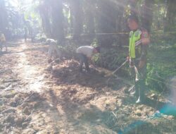 Wujud Kemanunggalan TNI-Rakyat, Babinsa Koramil 05/DM Ikut Serta Gotong Royong Buat Jalan Lorong