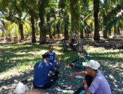 Babinsa Posramil Suka Makmue jalin komunikasi Sosial dengan masyarakat di desa binaan
