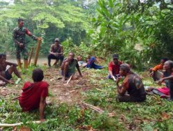 Babinsa Desa Adminitrasi Funa Nabaya, Kec. Werinama, Kab. SBT, Kopda Saeful Elsunan Bersama Masyarakat Mengangkut Kayu Mushola.