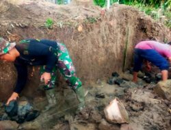 Anggota Satgas TMMD Ke-124 Gali Pondasi Dasar Jembatan Penghubung di Dusun Bagu