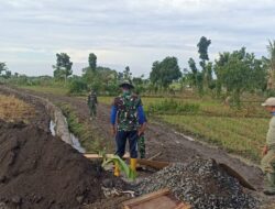 Anggota Satgas TMMD Ke-124 Gali Pondasi Dasar Jembatan Penghubung di Dusun Bagu