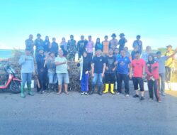 Aksi Cinta Lingkungan, Personil Koramil 1405-03/Bacukiki Bersama Masyarakat Gotong Royong Bersihkan Pesisir Pantai
