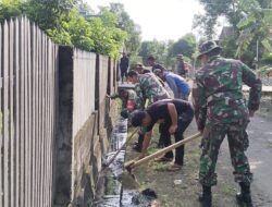 Peduli Kebersihan Lingkungan, Anggota Koramil-08 Kodim 1404/Pinrang Bersihkan Saluran Air Bersama Warga