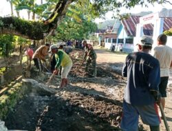 Babinsa Koramil 1405-04/Soppeng Riaja Bersama Warga Bersihkan Jalan Dan Parit