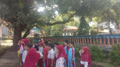 Bentuk Karakter Dan Disiplin, Babinsa Koramil 1405-07/Tanete Rilau Latih Siswa SD Baris Berbaris