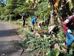 Wujudkan Hidup Sehat, Anggota Koramil Alla Bersama Warga Bersihkan Selokan