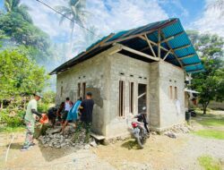 Lanjutkan Pekerjaan, Satgas TMMD Plester Dinding Rumah RTLH
