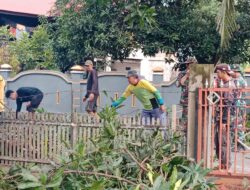 Koramil-06 Kodim 1404/Pinrang Kerja Bakti Bersihkan Ranting Pohon Yang Menghalangi Jalan Bersama Warga