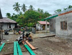 Sekdes Paya Pelumat Labuhan Haji Timur Turun Tangan Bersama Satgas TMMD Rampungkan Pembangunan RTLH