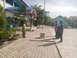 Tanamkan Disiplin, Babinsa 02/Seunagan Melatih PBB (Peraturan Baris-Berbaris) Siswa SMAN 1 Seunagan