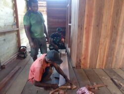 Karya Bakti, Babinsa Kampung Kalitoko Koramil 1805-01/Waisai Bantu Warga Desa Binaan membangun Rumah