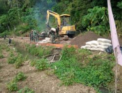 Penuh Dedikasi, Tim Satgas TMMD Kodim Aceh Selatan Pikul Material Demi Percepatan Pekerjaan Sasaran Fisik