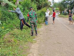 Anggota Koramil 1419-03/Baraka Bersama Warga Bersihkan Selokan