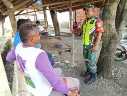 Pererat Hubungan dengan Warga, Babinsa Koramil Tiro Gencarkan Komsos di Desa Mancang