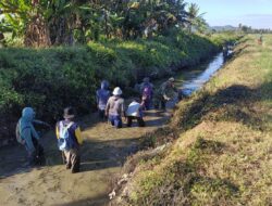 Persiapan turun Sawah, Babinsa Koramil-04 Kodim-1404/Pinrang Bersihkan Saluran Irigasi Bersama Petani