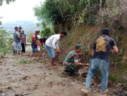 Wujudkan Hidup Sehat, Anggota Koramil Alla Bersama Warga Bersihkan Selokan