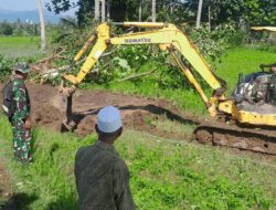 Setelah Pondasi Jembatan, Satgas TMMD Ke-124 Keruk Sawah Jadi Jalan Baru di Bagu