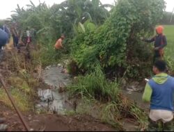 Babinsa Koramil-05 Kodim-1404/Pinrang Bersama Warga Bersihkan Saluran Irigasi Pembuangan