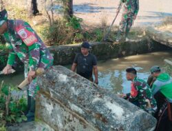 Penuhi Kebutuhan Air petani, Koramil-07 Kodim 1404/Pinrang Bersihkan Saluran irigasi Bersama Warga