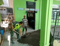 Bangkitkan Semangat Gotong Royong, Babinsa Bantu Warga Mengangkat Pasir Di Desa Binaan