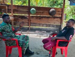 Tingkatkan Sinergi, Babinsa Wasior dan Tokoh Masyarakat Bersatu untuk Keamanan Kampung