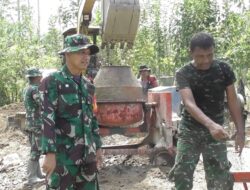 Dansatgas TMMD ke-124 Kodim 0107/Aceh Selatan Turun Langsung Bersama Prajurit Dalam Pengecoran Badan Jalan