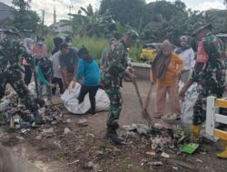 Babinsa Koramil 1405-02/Soreang, Bersama Masyarakat Kerja Bakti Bersihkan Bahu Jalan