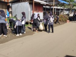 Anggota Koramil 1419-03/Baraka Bersama Warga Bersihkan Pasar