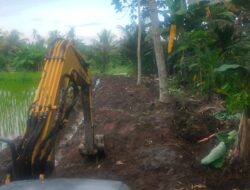 Belah Sawah Dijadikan Jalan, Anggota Satgas TMMD Ke-124 Turunkan Alat Berat di Mangkung