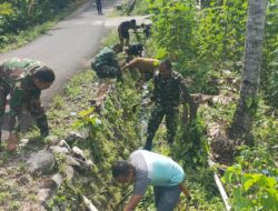 Jumat Bersihan, Anggota Koramil 1419-01/Maiwa Gelar Karya Bakti Pembersihan Selokan