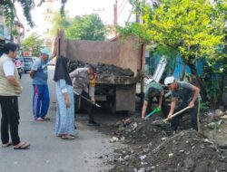 Peduli Kebersihan, Babinsa Koramil 1405-01/Ujung Bersama Bhabinkamtibmas Dan DLH Lota Parepare Gotong Royong Bersihkan Parit