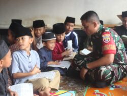 Dansatgas TMMD Ke-124 Jadi Guru Ngaji Untuk Anak-anak di TPQ Desa Mas Mas