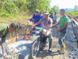 Satgas TMMD ke 124 Kodim 1502/Masohi Manfaatkan Sepeda motor untuk angkut material