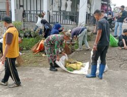 Karya Bhakti Pembersihan Pasar Sentral Agro oleh Anggota Koramil 04/Alla Bersama Masyarakat