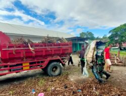 Anggota Koramil 01/Maiwa Karya Bhakti Pembersihan Pasar Maiwa Bersama Masyarakat