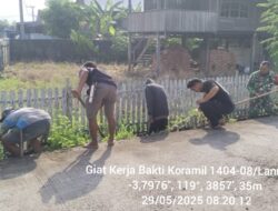Peduli Kebersihan Lingkungan, Babinsa Koramil-08 Kodim 1404/Pinrang Bersihkan Saluran Air Bersama Warga
