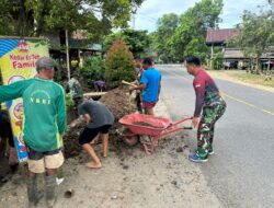 Koramil 1419-02/Enrekang Gelar Karya Bakti Pembersihan Selokan Sepanjang 150 Meter